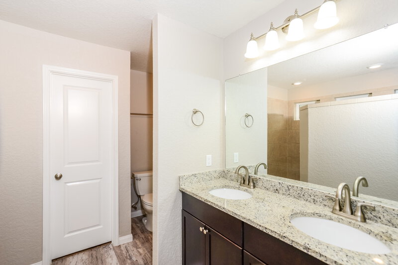 1,560/Mo, 1036 Raceland Rd San Antonio, TX 78245 Main Bathroom View