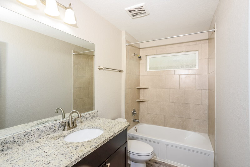 1,560/Mo, 1036 Raceland Rd San Antonio, TX 78245 Bathroom View 2