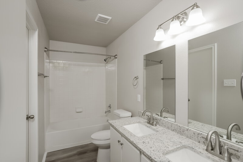 1,850/Mo, 9863 Lauren Mist San Antonio, TX 78251 Main Bathroom View
