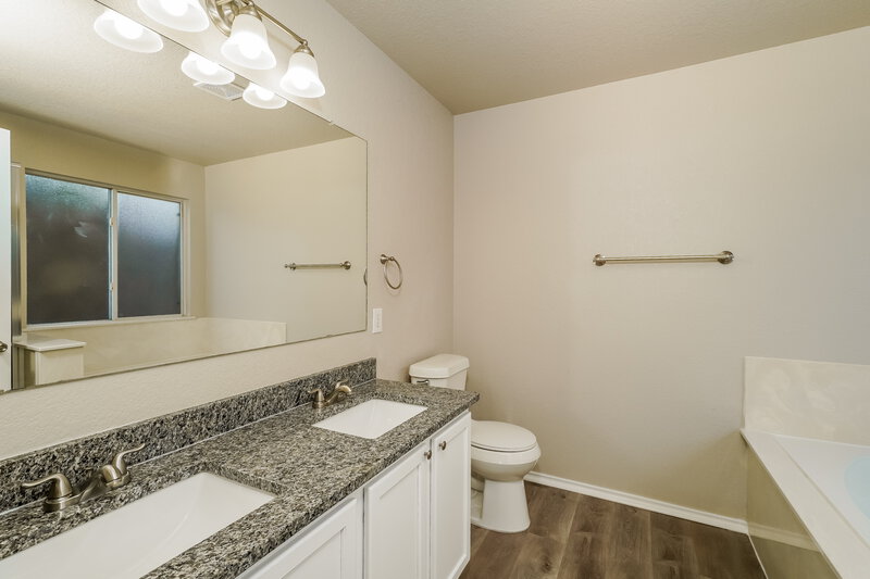 2,205/Mo, 308 Brook Way Cibolo, TX 78108 Main Bathroom View