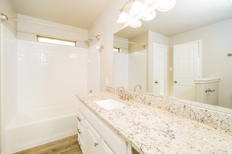 1,525/Mo, 3605 Candlebrook Ln San Antonio, TX 78244 Main Bathroom View