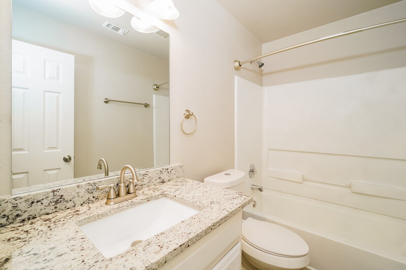1,525/Mo, 3605 Candlebrook Ln San Antonio, TX 78244 Bathroom View