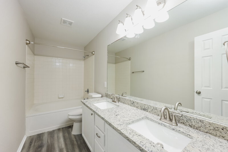 1,825/Mo, 6507 Highland Grass Converse, TX 78109 Main Bathroom View