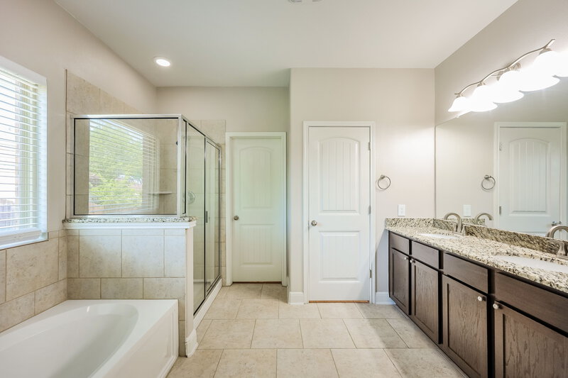 1,795/Mo, 6703 Prescott Dm San Antonio, TX 78233 Main Bathroom View