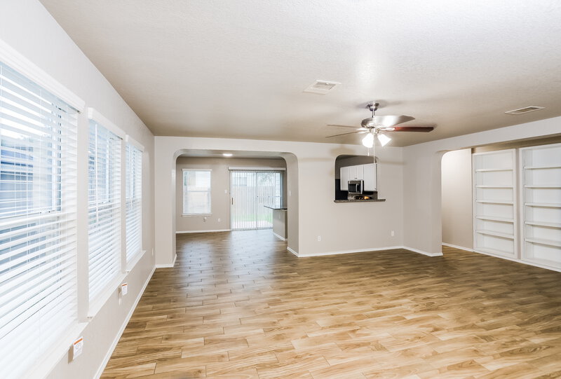1,695/Mo, 1515 Ambush Crk San Antonio, TX 78245 Living Room View