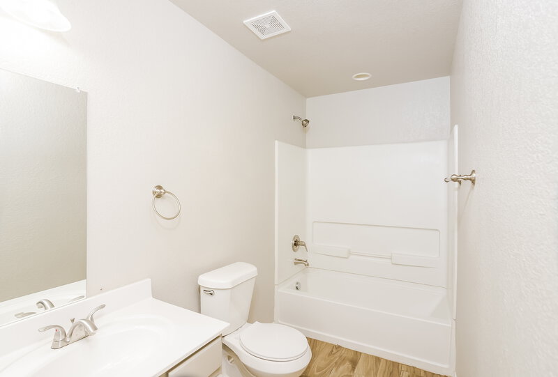 1,695/Mo, 1515 Ambush Crk San Antonio, TX 78245 Main Bathroom View