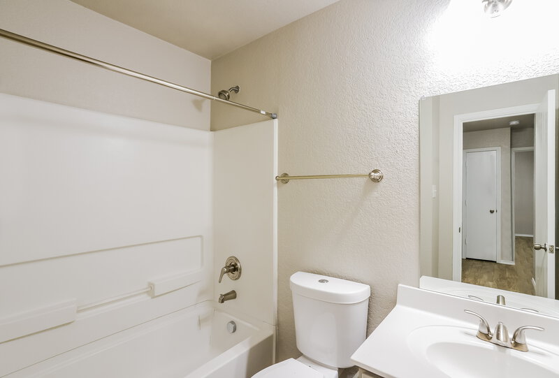 1,695/Mo, 1515 Ambush Crk San Antonio, TX 78245 Bathroom View