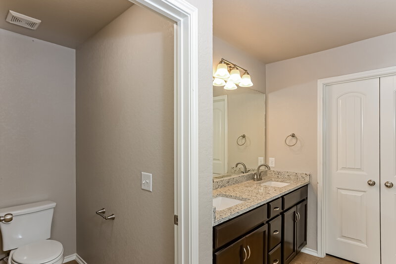 1,820/Mo, 125 Finch Knl San Antonio, TX 78253 Main Bathroom View
