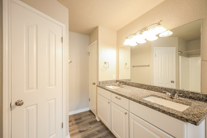 1,620/Mo, 819 Hueco Dr New Braunfels, TX 78130 Main Bathroom View