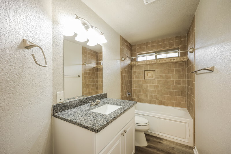 1,620/Mo, 819 Hueco Dr New Braunfels, TX 78130 Bathroom View