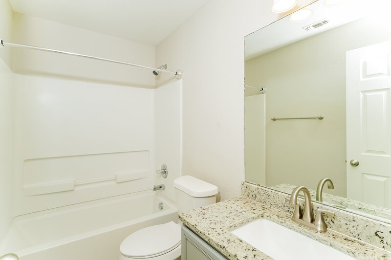 1,810/Mo, 10826 Indigo Crk San Antonio, TX 78239 Main Bathroom View