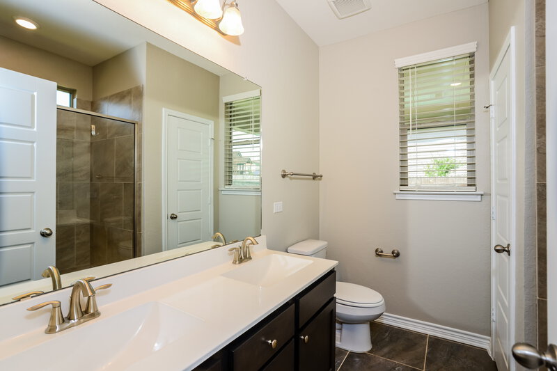 2,075/Mo, 8208 Victory Cv San Antonio, TX 78254 Main Bathroom View