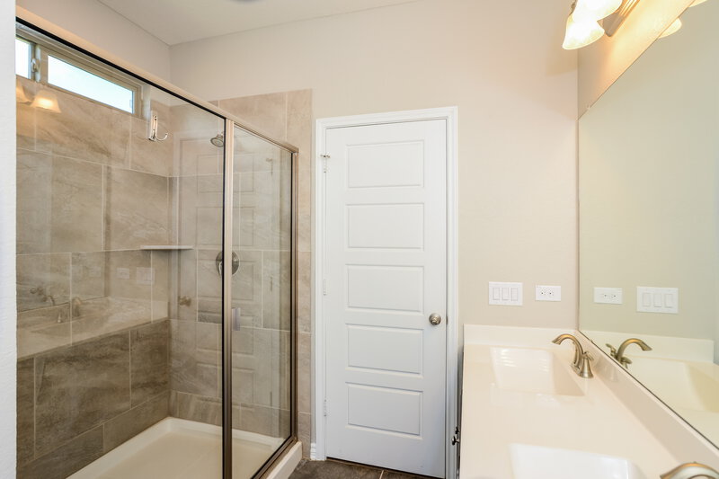 2,075/Mo, 8208 Victory Cv San Antonio, TX 78254 Main Bathroom View 2