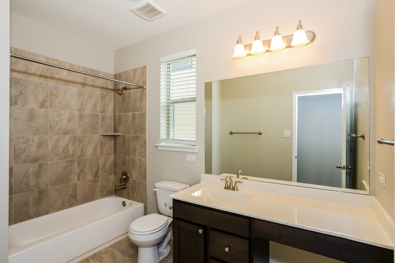 2,075/Mo, 8208 Victory Cv San Antonio, TX 78254 Bathroom View