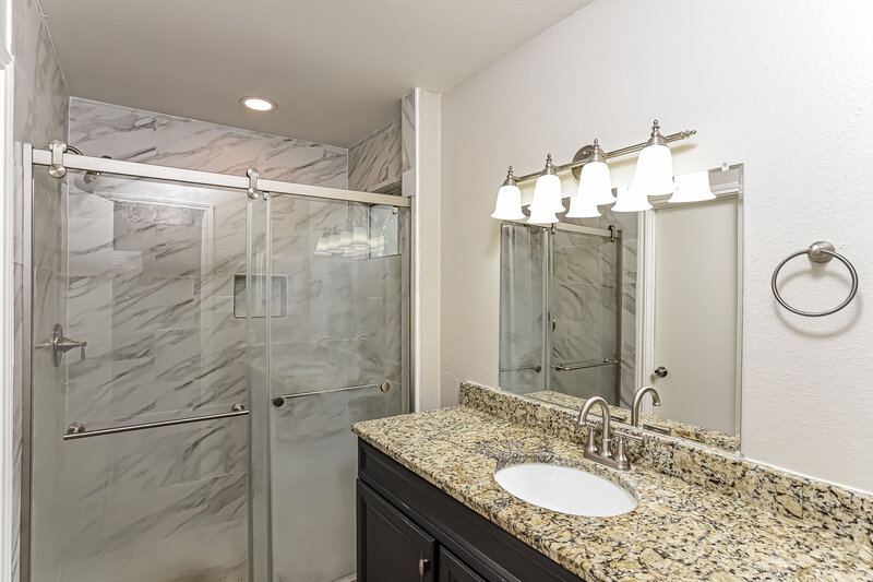 1,970/Mo, 12206 Ashley Ct San Antonio, TX 78247 Main Bathroom View