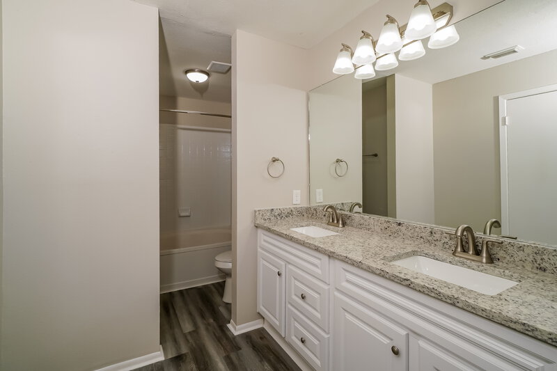 1,865/Mo, 8018 Sunshine Trail Dr San Antonio, TX 78244 Main Bathroom View