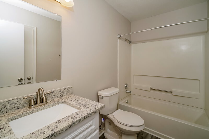 1,865/Mo, 8018 Sunshine Trail Dr San Antonio, TX 78244 Bathroom View