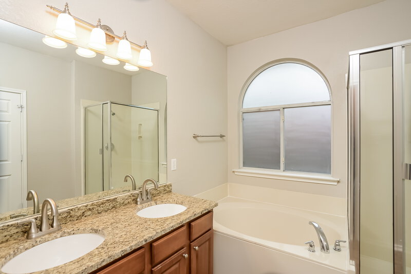 1,940/Mo, 15306 Redbird Ledge San Antonio, TX 78253 Main Bathroom View