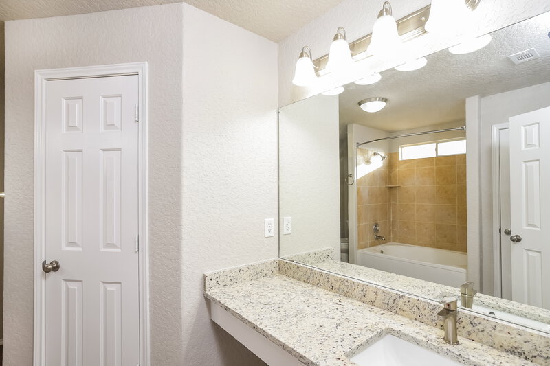 2,410/Mo, 8919 Laguna Rio San Antonio, TX 78251 Main Bathroom View