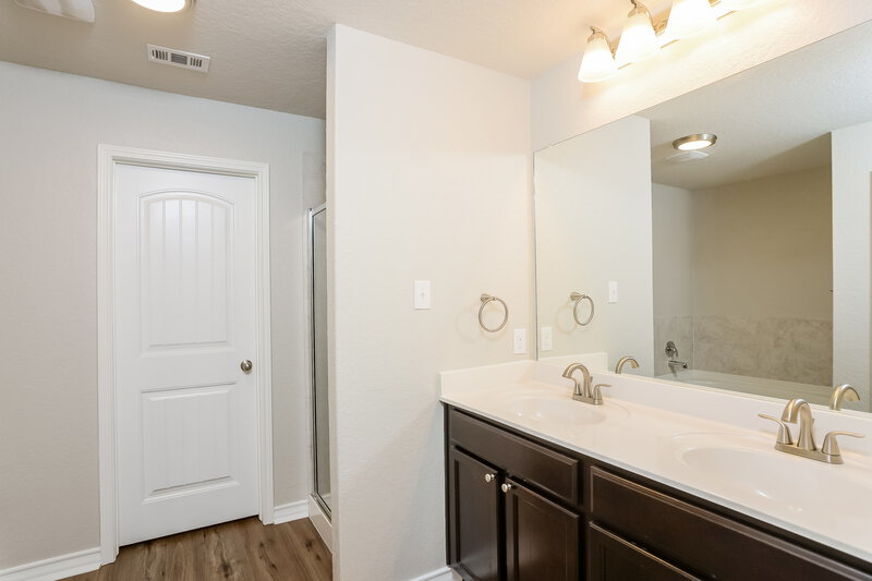 2,330/Mo, 13346 Spike Rush San Antonio, TX 78254 Main Bathroom View