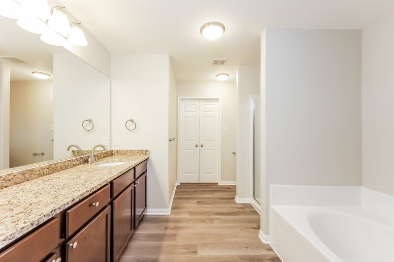 1,885/Mo, 11543 Luckey Ledge San Antonio, TX 78252 Main Bathroom View