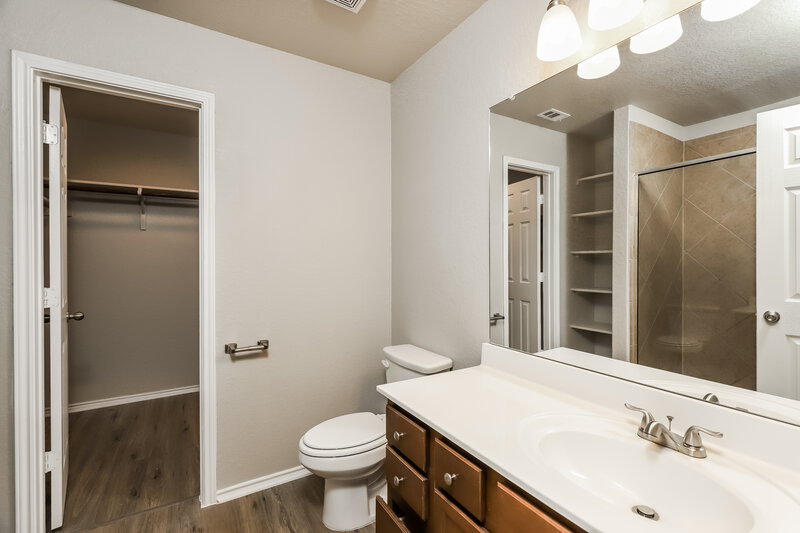 2,175/Mo, 11511 Fort Smith San Antonio, TX 78245 Main Bathroom View