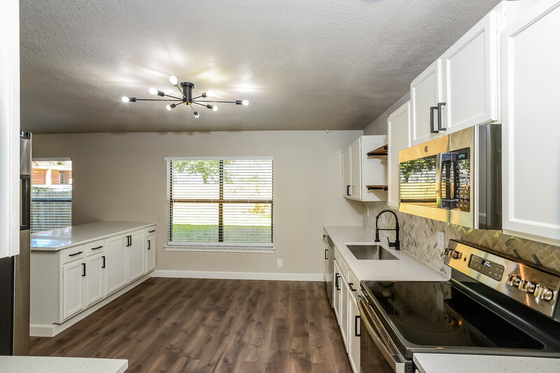 2,880/Mo, 8106 Hoovers Bnd San Antonio, TX 78250 Kitchen View