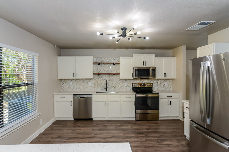 2,880/Mo, 8106 Hoovers Bnd San Antonio, TX 78250 Kitchen View 2