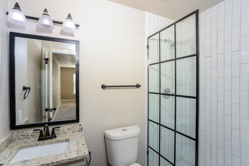 2,880/Mo, 8106 Hoovers Bnd San Antonio, TX 78250 Main Bathroom View