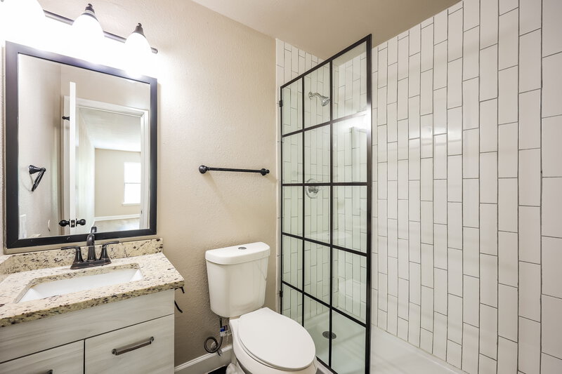 1,825/Mo, 8106 Hoovers Bnd San Antonio, TX 78250 Main Bathroom View