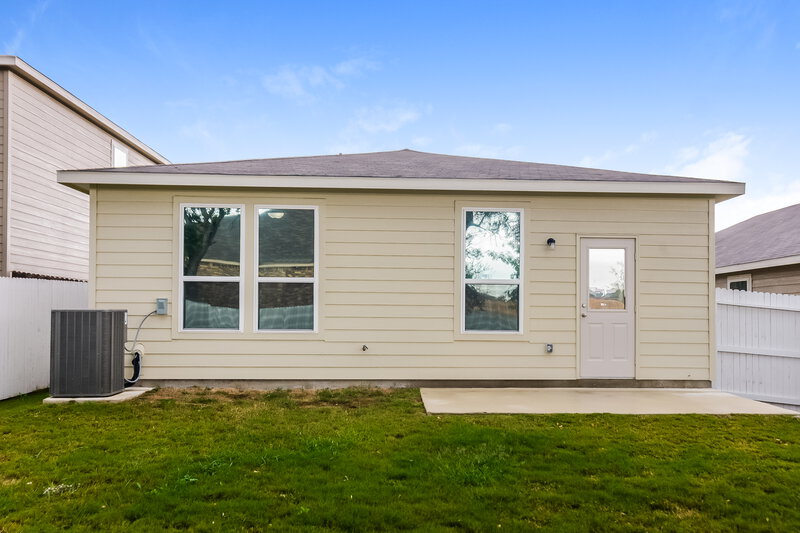 1,550/Mo, 10159 Round Rdg San Antonio, TX 78254 Rear View