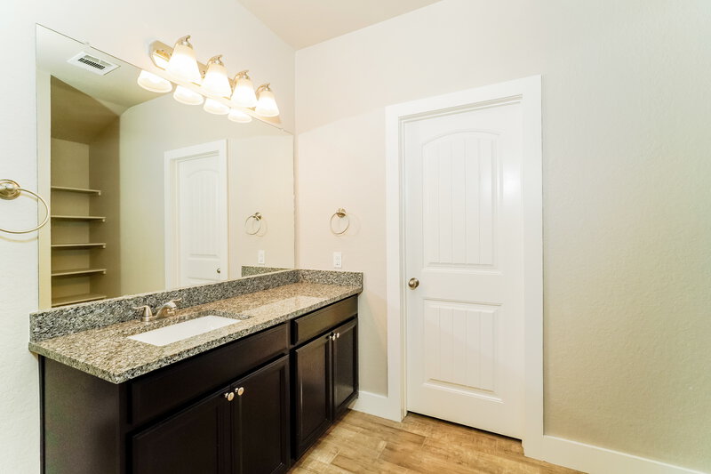 1,730/Mo, 1545 Birmingham Dr Seguin, TX 78155 Main Bathroom View