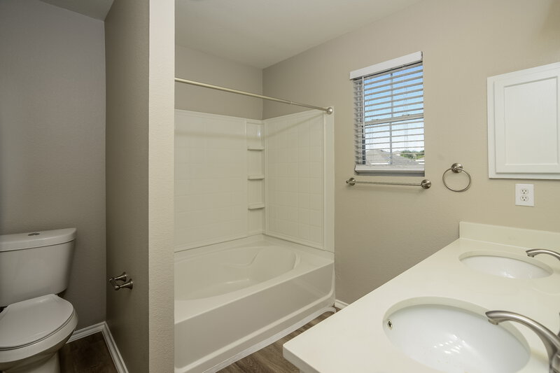 2,140/Mo, 25322 Longbranch Run San Antonio, TX 78261 Main Bathroom View