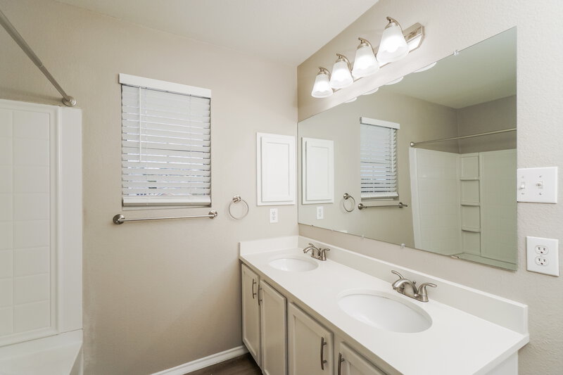 1,940/Mo, 25322 Longbranch Run San Antonio, TX 78261 Main Bathroom View