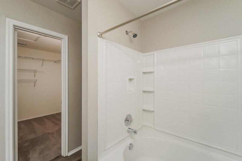 1,940/Mo, 25322 Longbranch Run San Antonio, TX 78261 Main Bathroom View 2