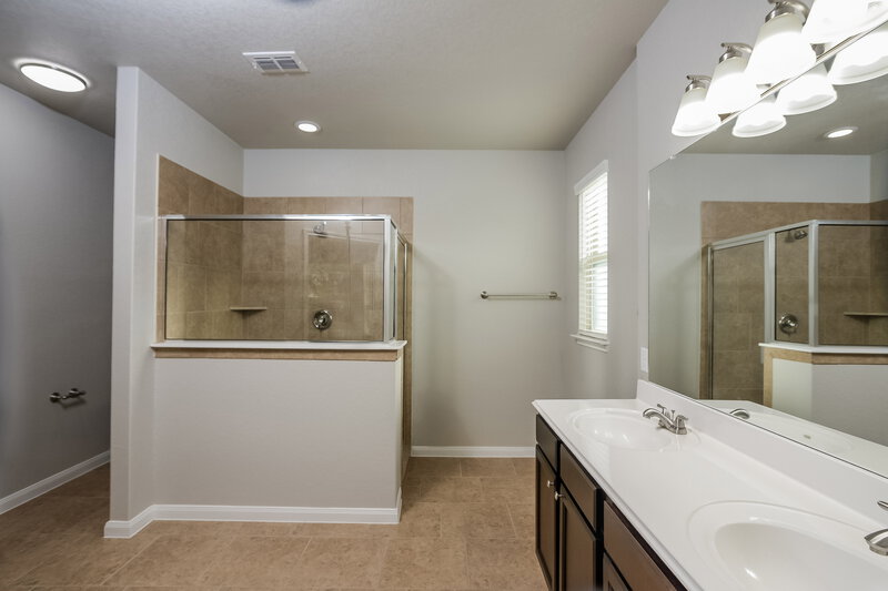 1,855/Mo, 15112 Dione Bnd San Antonio, TX 78245 Main Bathroom View