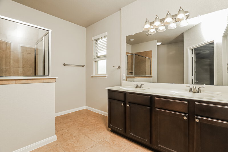 1,650/Mo, 15112 Dione Bnd San Antonio, TX 78245 Main Bathroom View