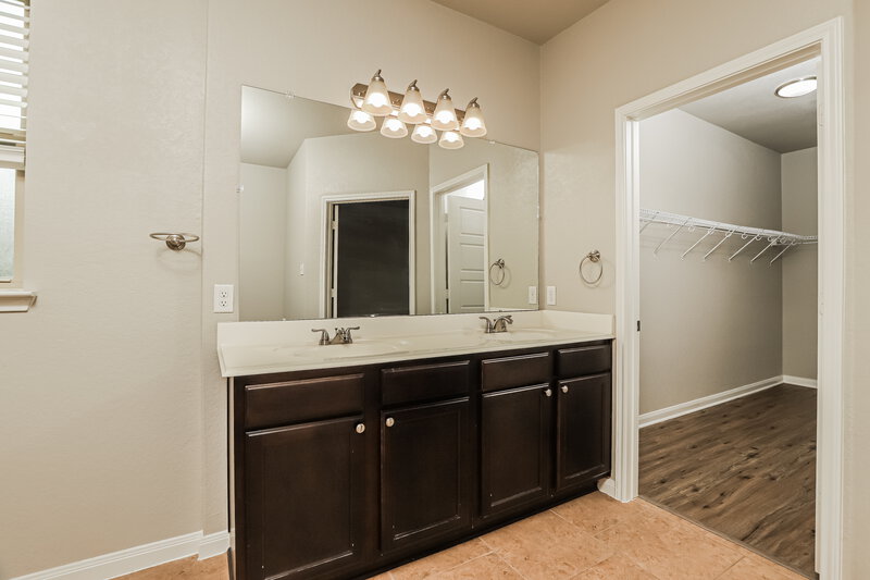 1,650/Mo, 15112 Dione Bnd San Antonio, TX 78245 Main Bathroom View 2