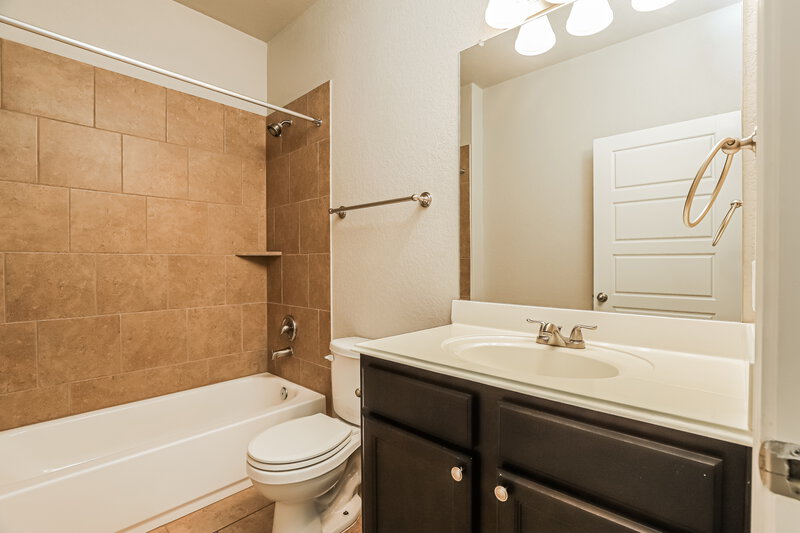 1,650/Mo, 15112 Dione Bnd San Antonio, TX 78245 Bathroom View