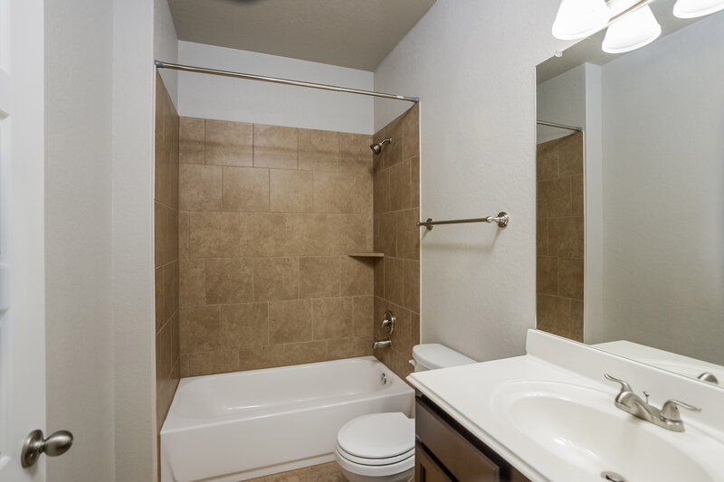 1,855/Mo, 15112 Dione Bnd San Antonio, TX 78245 Bathroom View