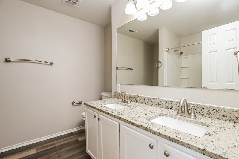 1,840/Mo, 153 N Willow Way Cibolo, TX 78108 Main Bathroom View