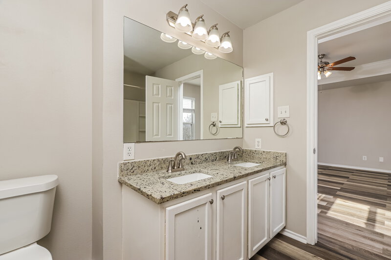 1,840/Mo, 153 N Willow Way Cibolo, TX 78108 Main Bathroom View 2