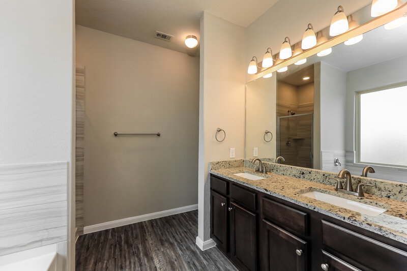 1,740/Mo, 4212 Cavendish Ct Converse, TX 78109 Main Bathroom View