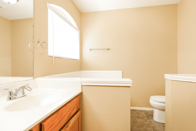 1,960/Mo, 209 Rosegate Dr Cibolo, TX 78108 Main Bathroom View