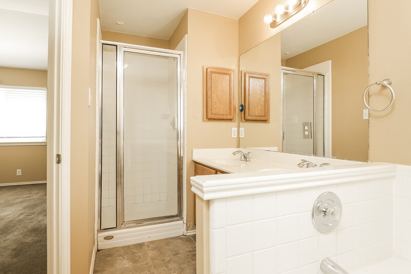 1,960/Mo, 209 Rosegate Dr Cibolo, TX 78108 Main Bathroom View 2