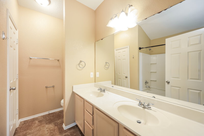 1,470/Mo, 135 Woodstone Loop Cibolo, TX 78108 Main Bathroom View