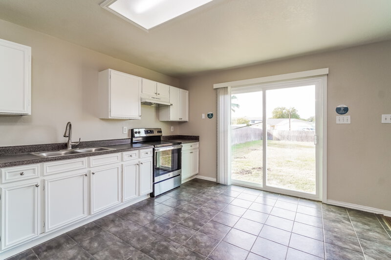 1,575/Mo, 6631 Highland Grass Converse, TX 78109 Kitchen View 2