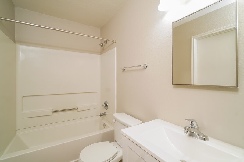 1,575/Mo, 6631 Highland Grass Converse, TX 78109 Main Bathroom View
