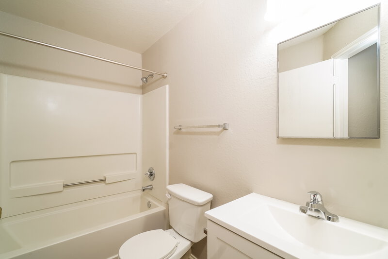 1,575/Mo, 6631 Highland Grass Converse, TX 78109 Bathroom View