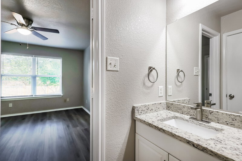 1,435/Mo, 8007 Heights Valley Converse, TX 78109 Main Bathroom View